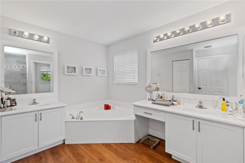 House in Weston, Florida 7 bedrooms, 290.04 sq.m. № 2017621 - photo 16