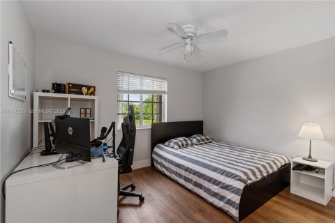 House in Weston, Florida 7 bedrooms, 290.04 sq.m. № 2017621 - photo 18