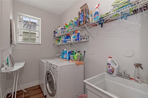 House in Weston, Florida 7 bedrooms, 290.04 sq.m. № 2017621 - photo 12