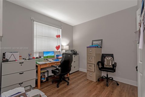 House in Weston, Florida 7 bedrooms, 290.04 sq.m. № 2017621 - photo 13