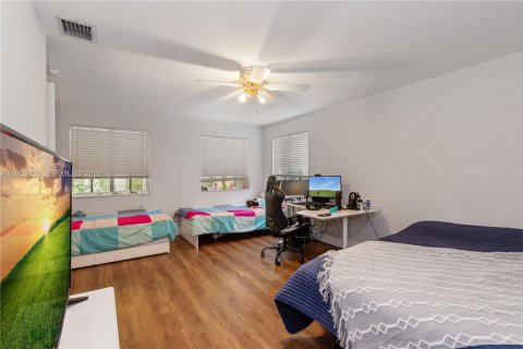 House in Weston, Florida 7 bedrooms, 290.04 sq.m. № 2017621 - photo 24