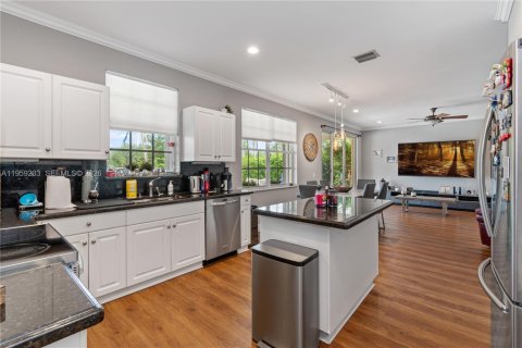 House in Weston, Florida 7 bedrooms, 290.04 sq.m. № 2017621 - photo 8