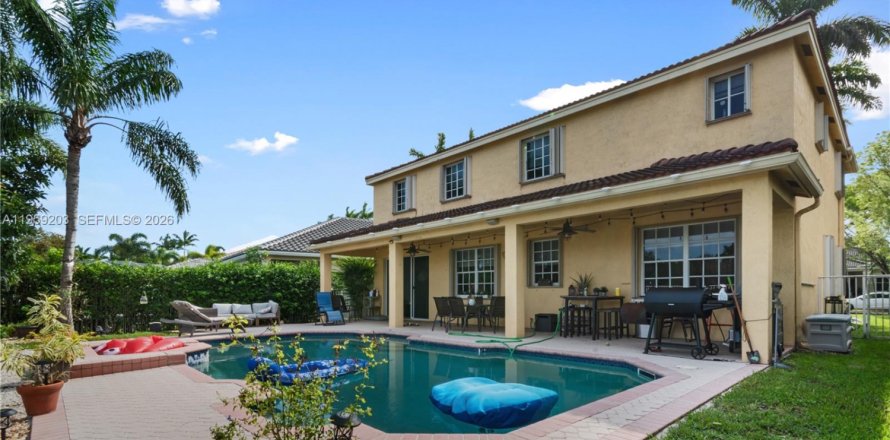 House in Weston, Florida 7 bedrooms, 290.04 sq.m. № 2017621