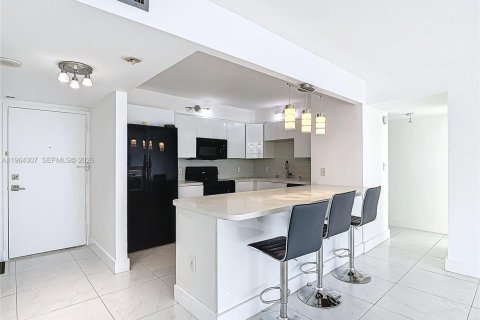 Condo in Aventura, Florida, 2 bedrooms  № 2081102 - photo 25