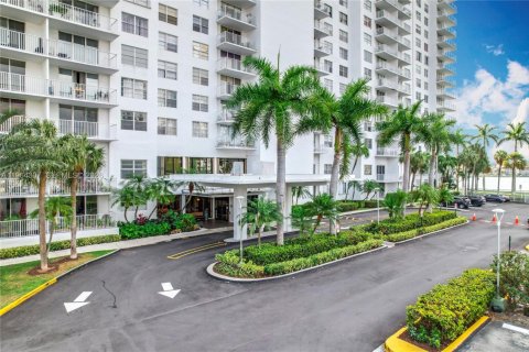 Condo in Aventura, Florida, 2 bedrooms  № 2081102 - photo 12