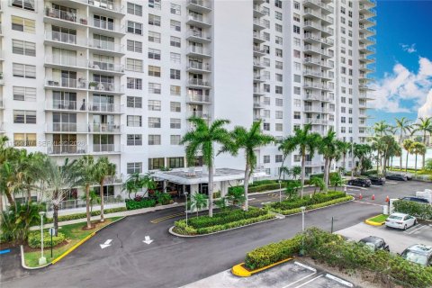 Condo in Aventura, Florida, 2 bedrooms  № 2081102 - photo 11