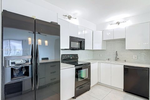 Condo in Aventura, Florida, 2 bedrooms  № 2081102 - photo 20