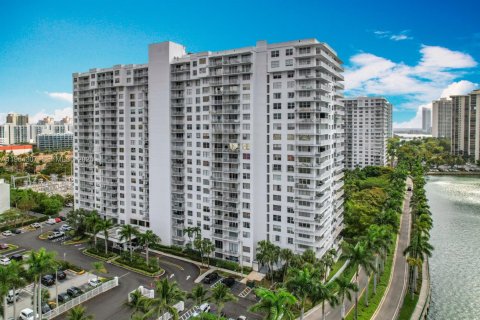 Condo in Aventura, Florida, 2 bedrooms  № 2081102 - photo 10