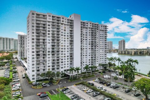 Condo in Aventura, Florida, 2 bedrooms  № 2081102 - photo 8