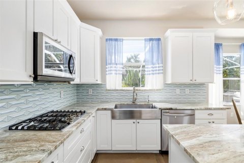 House in Fish Hawk, Florida 4 bedrooms, 232.81 sq.m. № 1913695 - photo 14