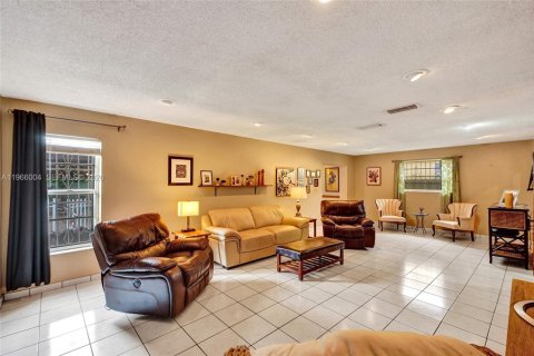 House in Miami, Florida 4 bedrooms, 227.8 sq.m. № 2031881 - photo 3