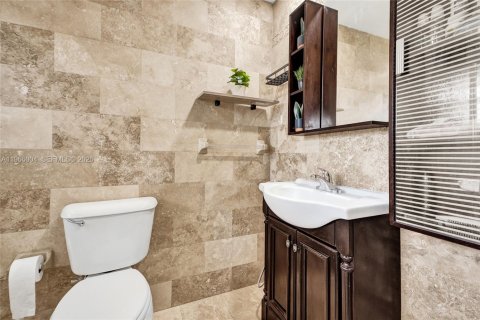 House in Miami, Florida 4 bedrooms, 227.8 sq.m. № 2031881 - photo 13