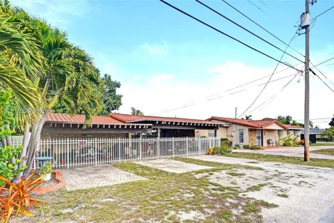 House in Miami, Florida 4 bedrooms, 227.8 sq.m. № 2031881 - photo 22