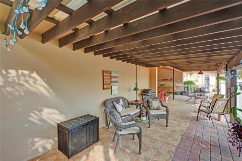 House in Miami, Florida 4 bedrooms, 227.8 sq.m. № 2031881 - photo 11