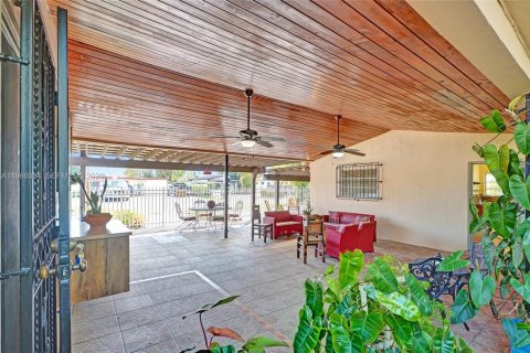 House in Miami, Florida 4 bedrooms, 227.8 sq.m. № 2031881 - photo 10