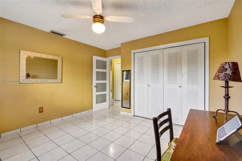 House in Miami, Florida 4 bedrooms, 227.8 sq.m. № 2031881 - photo 17