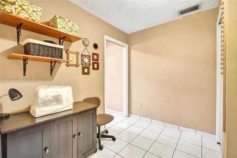 House in Miami, Florida 4 bedrooms, 227.8 sq.m. № 2031881 - photo 15