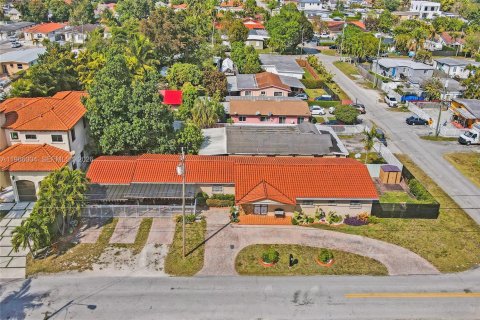 House in Miami, Florida 4 bedrooms, 227.8 sq.m. № 2031881 - photo 26