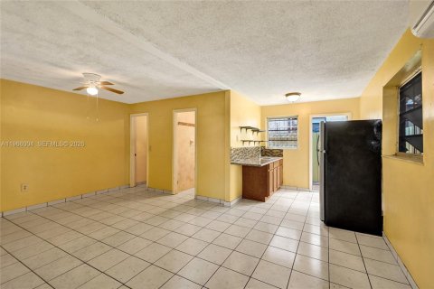 House in Miami, Florida 4 bedrooms, 227.8 sq.m. № 2031881 - photo 30