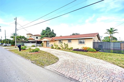 House in Miami, Florida 4 bedrooms, 227.8 sq.m. № 2031881 - photo 21