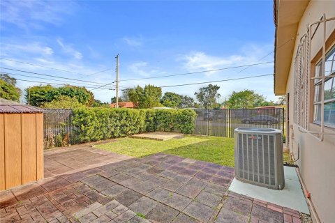 House in Miami, Florida 4 bedrooms, 227.8 sq.m. № 2031881 - photo 24