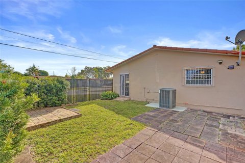 House in Miami, Florida 4 bedrooms, 227.8 sq.m. № 2031881 - photo 23