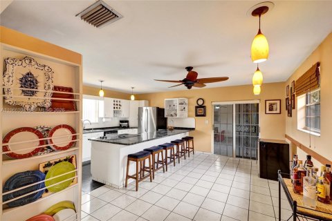 House in Miami, Florida 4 bedrooms, 227.8 sq.m. № 2031881 - photo 6