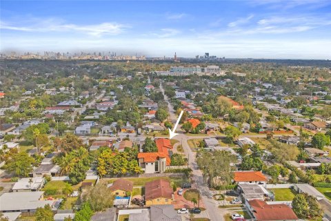 House in Miami, Florida 4 bedrooms, 227.8 sq.m. № 2031881 - photo 29