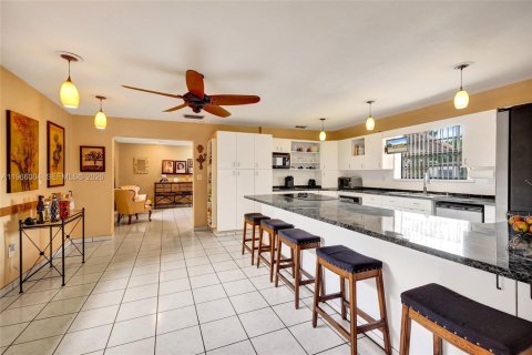House in Miami, Florida 4 bedrooms, 227.8 sq.m. № 2031881 - photo 2