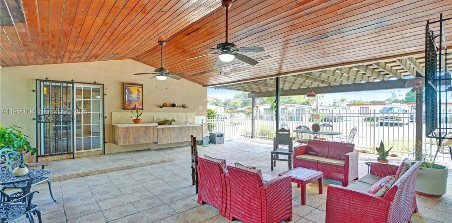 House in Miami, Florida 4 bedrooms, 227.8 sq.m. № 2031881