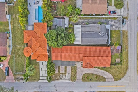 House in Miami, Florida 4 bedrooms, 227.8 sq.m. № 2031881 - photo 27