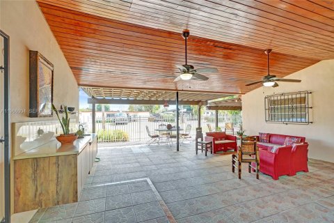 House in Miami, Florida 4 bedrooms, 227.8 sq.m. № 2031881 - photo 8