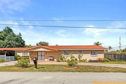 House in Miami, Florida 4 bedrooms, 227.8 sq.m. № 2031881 - photo 20