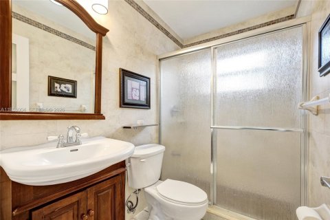 House in Miami, Florida 4 bedrooms, 227.8 sq.m. № 2031881 - photo 18