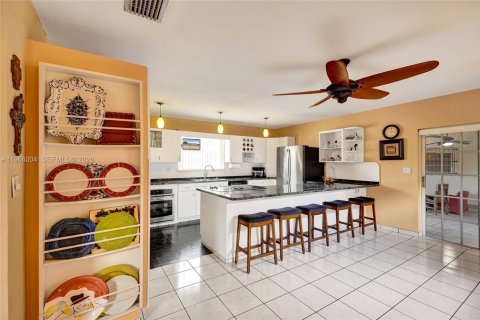 House in Miami, Florida 4 bedrooms, 227.8 sq.m. № 2031881 - photo 5