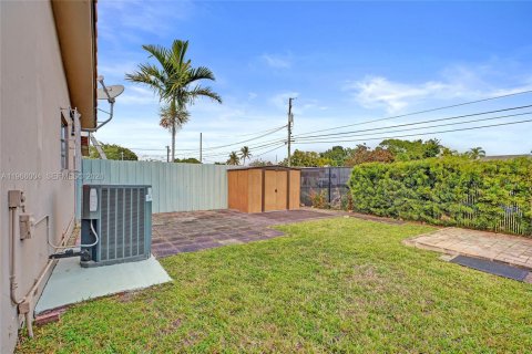 House in Miami, Florida 4 bedrooms, 227.8 sq.m. № 2031881 - photo 25