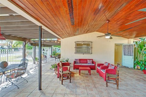 House in Miami, Florida 4 bedrooms, 227.8 sq.m. № 2031881 - photo 9