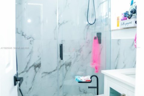 Casa en venta en Miami Lakes, Florida, 5 dormitorios № 1984038 - foto 16