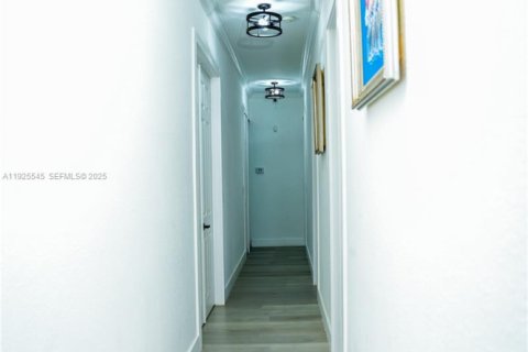 Casa en venta en Miami Lakes, Florida, 5 dormitorios № 1984038 - foto 12