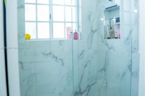 Casa en venta en Miami Lakes, Florida, 5 dormitorios № 1984038 - foto 13