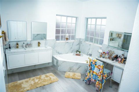 Casa en venta en Miami Lakes, Florida, 5 dormitorios № 1984038 - foto 19