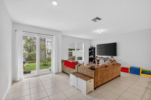 Townhouse in Lake Worth, Florida 4 bedrooms, 171.96 sq.m. № 2087561 - photo 14