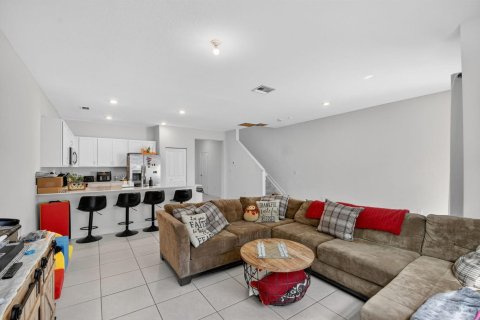 Townhouse in Lake Worth, Florida 4 bedrooms, 171.96 sq.m. № 2087561 - photo 12