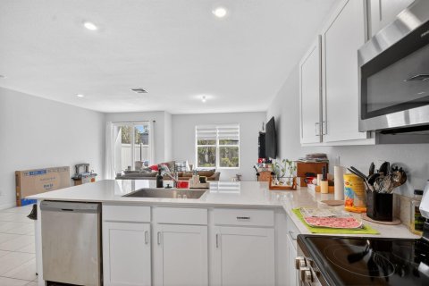 Townhouse in Lake Worth, Florida 4 bedrooms, 171.96 sq.m. № 2087561 - photo 9
