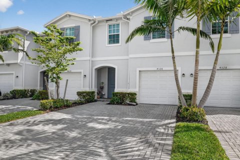 Townhouse in Lake Worth, Florida 4 bedrooms, 171.96 sq.m. № 2087561 - photo 2