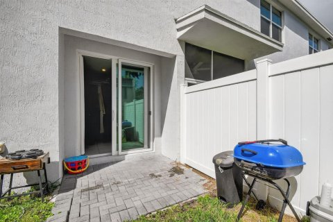 Townhouse in Lake Worth, Florida 4 bedrooms, 171.96 sq.m. № 2087561 - photo 30