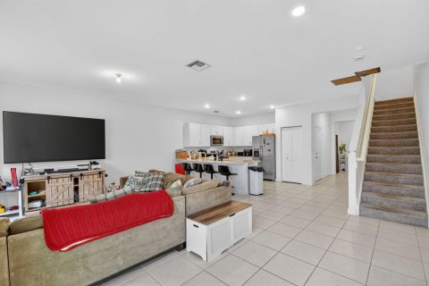 Townhouse in Lake Worth, Florida 4 bedrooms, 171.96 sq.m. № 2087561 - photo 13