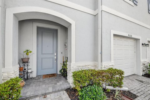 Townhouse in Lake Worth, Florida 4 bedrooms, 171.96 sq.m. № 2087561 - photo 3