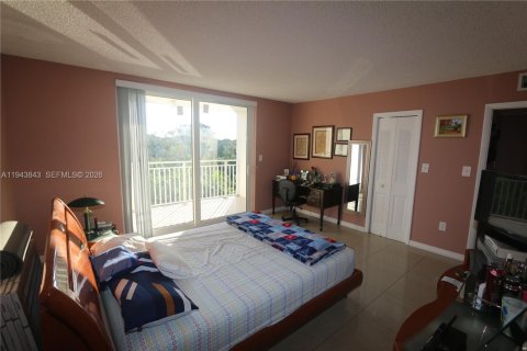 Condo in Hialeah, Florida, 2 bedrooms  № 2003006 - photo 17