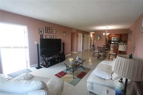 Condo in Hialeah, Florida, 2 bedrooms  № 2003006 - photo 7